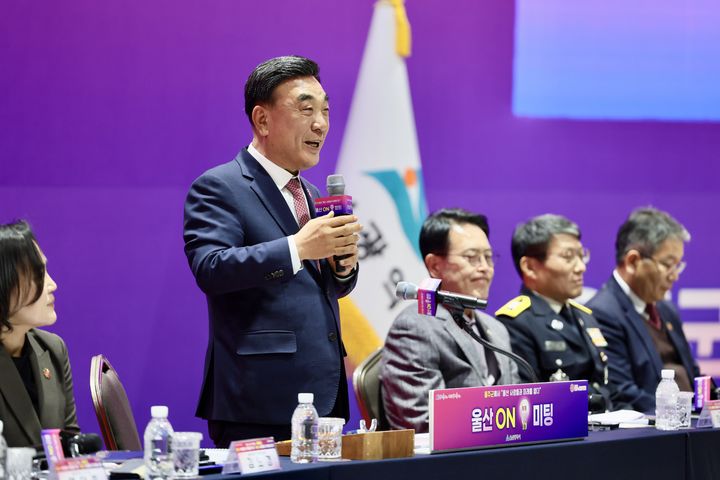 [울산=뉴시스]  울산시는 24일 김두겸 시장이 유에코 3층 컨벤션홀에서 울주군민 등 500여명이 참석한 가운데 '울산 온(ON) 미팅'을 개최했다고 밝혔다. (사진=울산시 제공) 2026.03.24. photo@newsis.com *재판매 및 DB 금지