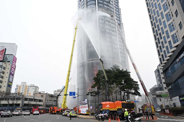 [울산=뉴시스]  25일 울산 남구 태화강 풍림엑슬루타워 일원에서 고층 건축물 화재 발생 상황을 가정한 시나리오를 기반으로 레디 코리아(READY Korea) 1차 훈련이 진행되고 있다. (사진=울산 남구 제공) 2026.03.25. photo@newsis.com *재판매 및 DB 금지