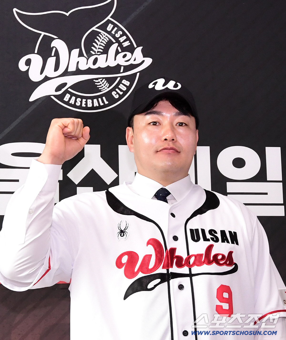 27일 울산 문수야구장에서 최지만 울산 웨일즈 입단식이 열렸다. 울산 유니폼 임고 포즈를 취하고 있는 최지만. 울산=송정헌 기자 songs@sportschosun.com/2026.04.27/