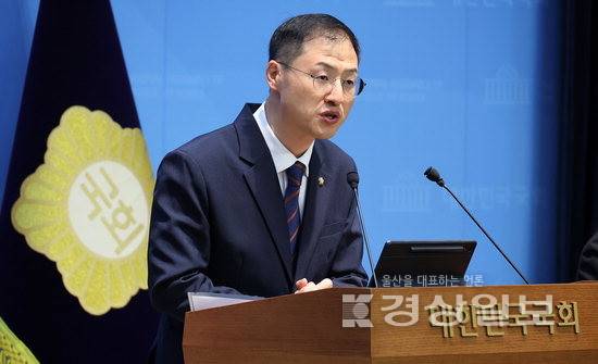 ▲ 6·3 지방선거에 출마한 더불어민주당 울산시장 예비후보 김상욱 의원이 29일 국회 소통관에서 제22대 국회의원직 사직 의사를 밝히고 있다. 연합뉴스